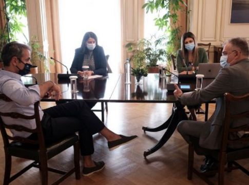 Σχολεία : Σύσκεψη υπό τον Μητσοτάκη για το πρώτο κουδούνι – Την Τρίτη οι ανακοινώσεις