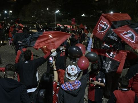 Πανικός στο Ροζάριο με τους οπαδούς της Νιούελς να ζητούν επιστροφή του Μέσι! (pics)