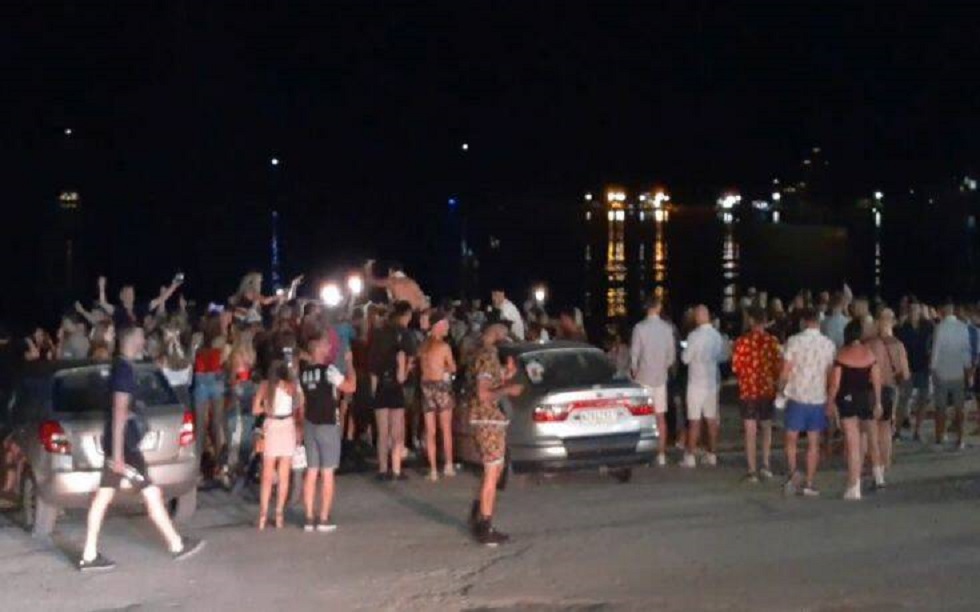 Ζάκυνθος : Χαμός στην παραλία όταν έκλεισαν τα μπαρ – «Πάρτι συνωστισμού» μέχρι το πρωί