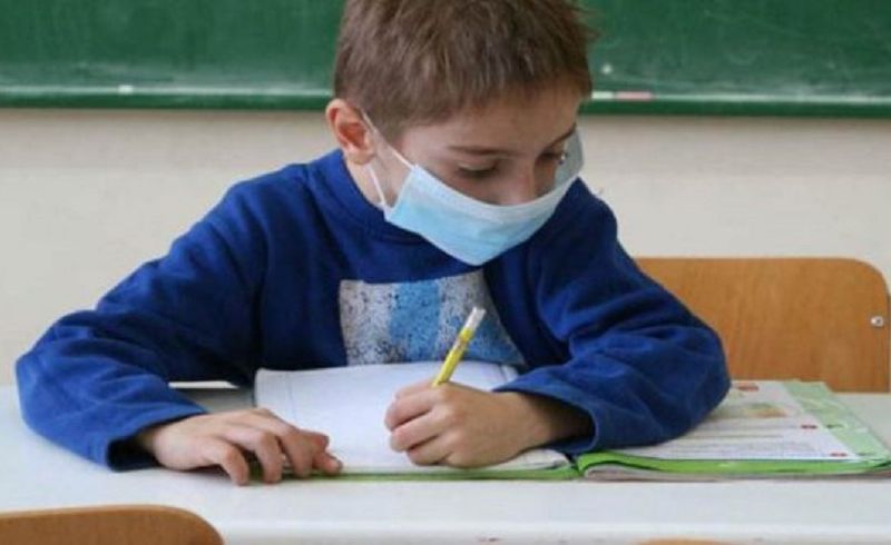 Η απάντηση Σύψα στη «θεωρία» για τις «μάσκες με κουρκουμπίνη» στα σχολεία
