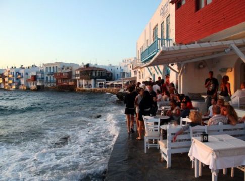 Κορωνοϊός : «Σαφάρι» ελέγχων στα νησιά – Μια σύλληψη στη Μύκονο