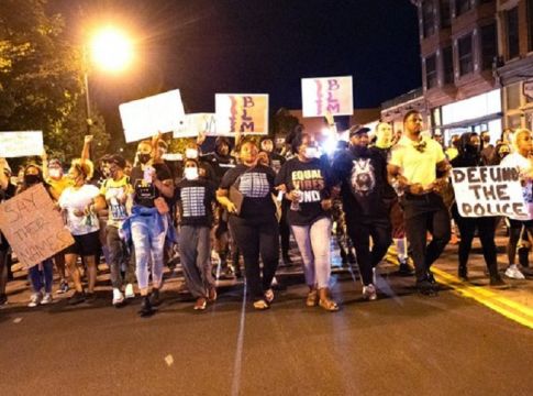 ΗΠΑ : Γυμνοί διαδηλωτές διαμαρτυρήθηκαν για τον θάνατο Αφροαμερικανού