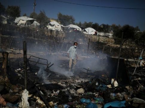 Ανθρωπιστική καταστροφή στη Μόρια – SOS για χιλιάδες άστεγους πρόσφυγες