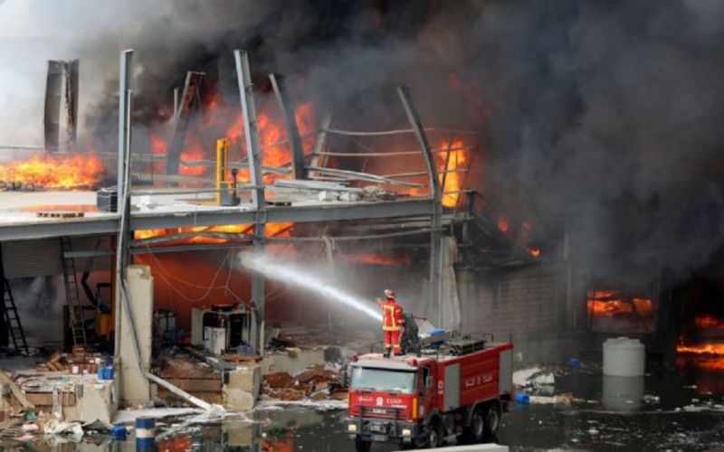 Μάχη με τις φλόγες στο λιμάνι της Βηρυτού : Δεν υπάρχουν τραυματίες, λέει ο Ερυθρός Σταυρός