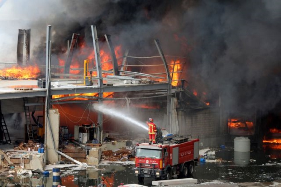 Μάχη με τις φλόγες στο λιμάνι της Βηρυτού : Δεν υπάρχουν τραυματίες, λέει ο Ερυθρός Σταυρός