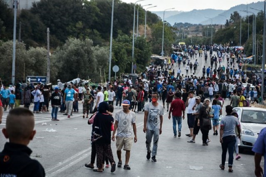 Συνεχίζεται η ένταση στη Λέσβο μετά την καταστροφή της Μόριας – «Θύματα» τα μικρά παιδιά