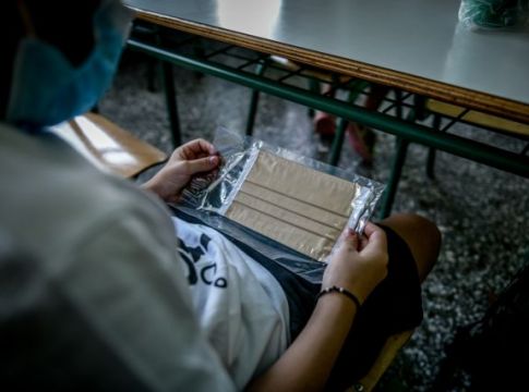 Σχολεία : Τι λέει ο άνθρωπος που έφτιαξε τις μάσκες στα σχολεία