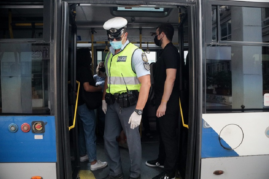 Επιβάτες λεωφορείου «πιάστηκαν στα χέρια» για τη μάσκα – Εικόνες συνωστισμού στα ΜΜΜ