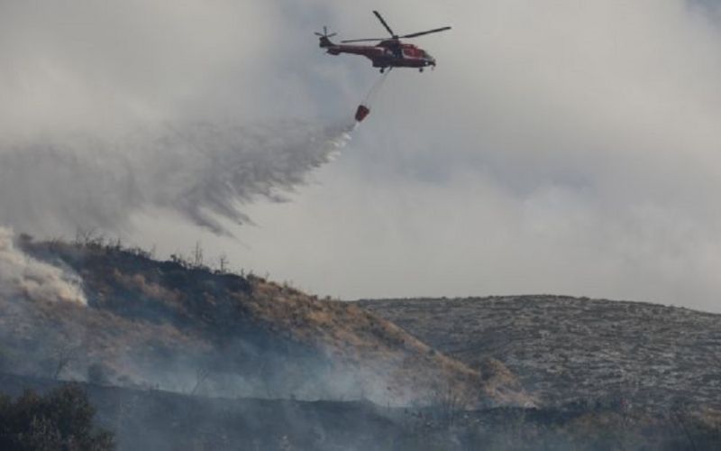 Φωτιά στο Βύρωνα : Τέθηκε υπό μερικό έλεγχο – Παραμένει ισχυρή δύναμη της Πυροσβεστικής