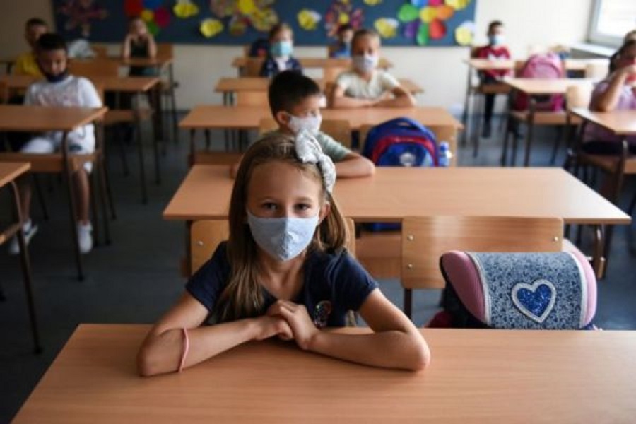 Σχολεία : Χωρίς θερμομέτρηση η είσοδος – Γιατί η επιτροπή ειδικών δεν ζήτησε να μειωθούν οι μαθητές ανά τάξη