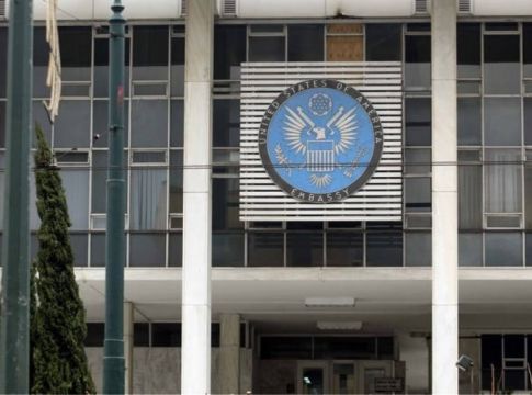 Συναγερμός στην ΕΛ.ΑΣ : Φωτοβολίδα με αλεξίπτωτο έπεσε κοντά στην αμερικανική πρεσβεία