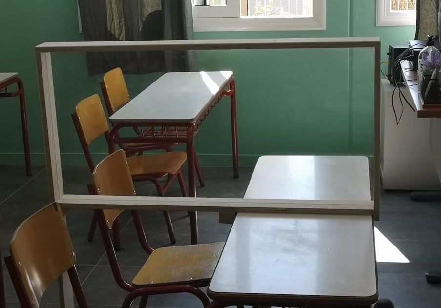 Κορωνοϊός : Πλεξιγκλάς στα θρανία των σχολείων έβαλε ο δήμος Ραφήνας – Πικερμίου