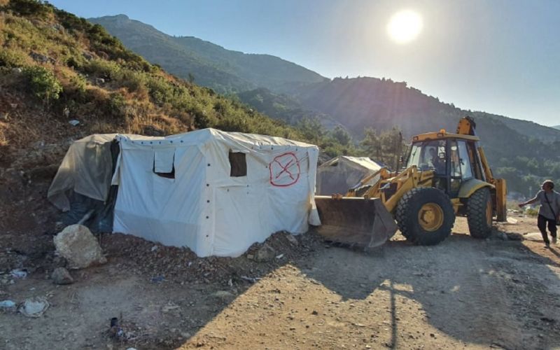 Απομακρύνονται σκηνές από το κέντρο φιλοξενίας Σάμου (pics)