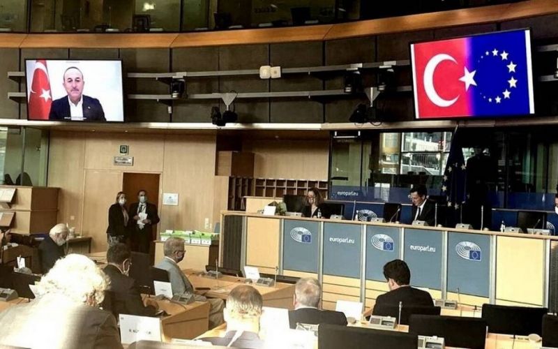 Σάλος για τις προκλήσεις Τσαβούσογλου στην ευρωβουλή – Τι προηγήθηκε του φραστικού επεισοδίου με Ανδρουλάκη