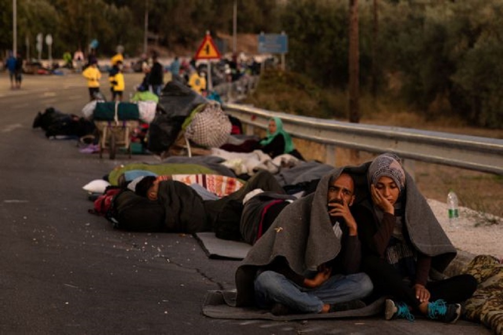 Μόρια : Σε δρόμους και νεκροταφεία κοιμούνται χιλιάδες πρόσφυγες – Μπλόκα από κατοίκους που ζητούν να κλείσει το «κολαστήριο»