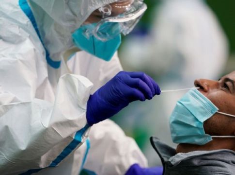 Κινητές μονάδες ΕΟΔΥ στην Κυψέλη παρουσία Κικίλια και Τσιόδρα – Τι δήλωσε ο καθηγητής για νέα μέτρα