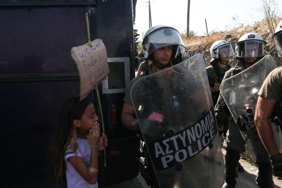 Μόρια : Επεισόδια στη Λέσβο – Πετροπόλεμος και χημικά σε διαδήλωση προσφύγων (vid)