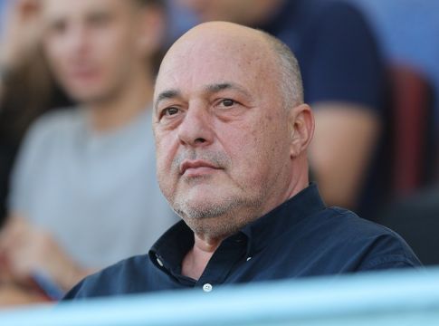 Προκαλεί και έξω από το γήπεδο ο Μπέος