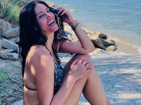 Η Σοφία Παυλίδου ποζάρει topless στην παραλία (Pic)