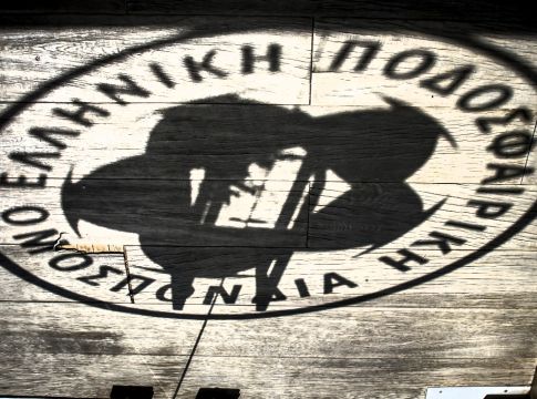 Νέα παρωδία στην ΕΠΟ με θεατή τον Ζαγοράκη: «Πάρτε έναν κηπουρό να ποτίζετε τις γλάστρες…»
