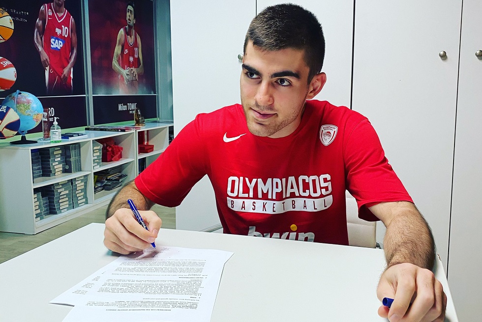 Ολυμπιακός : Υπέγραψε το πρώτο επαγγελματικό συμβόλαιό του ο Κολοβέρος (pic)