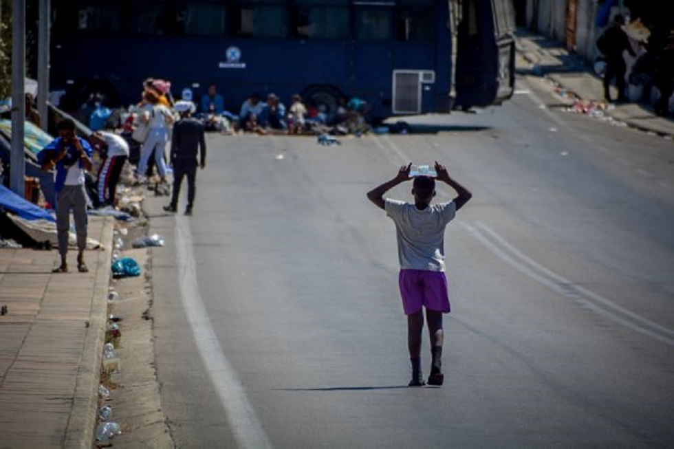 Μόρια : «Στάχτη» έγινε η δομή – Σε τραγική κατάσταση πρόσφυγες στους δρόμους του νησιού