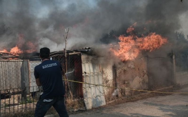 Σοβαρές ζημιές από την κόλαση φωτιάς σε Ανάβυσσο – Ανησυχία για τις αναζωπυρώσεις