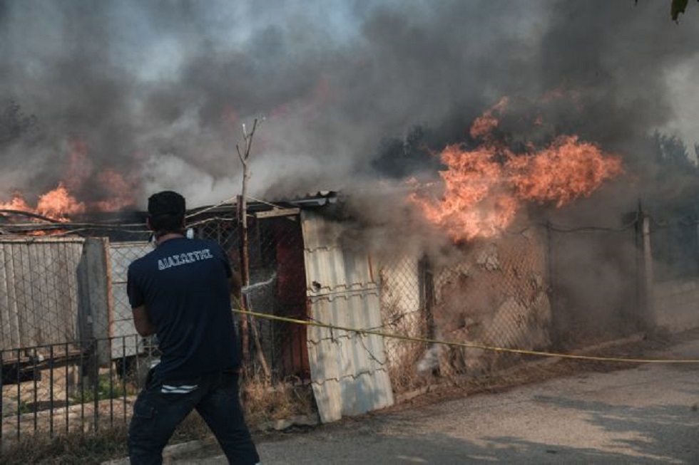 Σοβαρές ζημιές από την κόλαση φωτιάς σε Ανάβυσσο – Ανησυχία για τις αναζωπυρώσεις