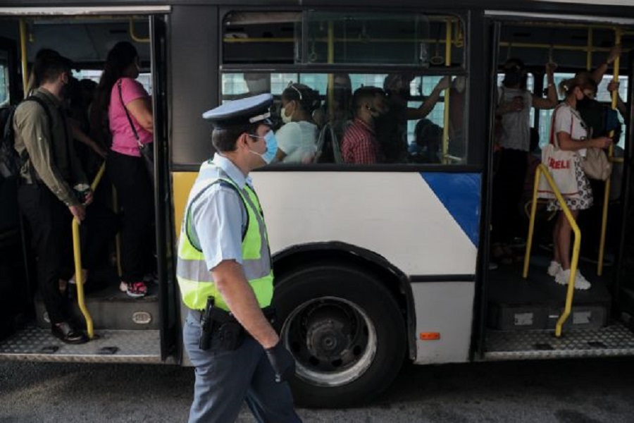 ΜΜΜ : Συνωστισμός, μεγάλες αναμονές και μάσκες