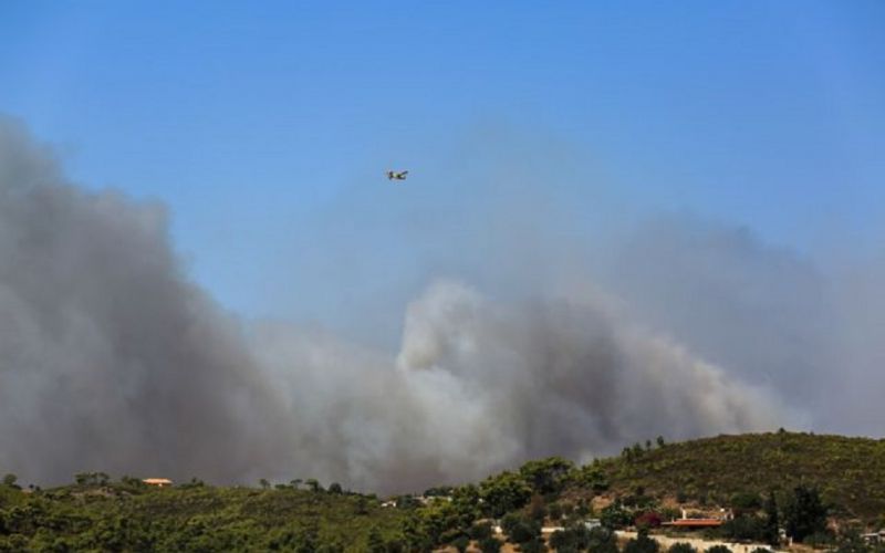Ανεξέλεγκτη η φωτιά στα Καλύβια : Καίγονται σπίτια – Εκκενώνονται Ανάβυσσος και Φώκαια