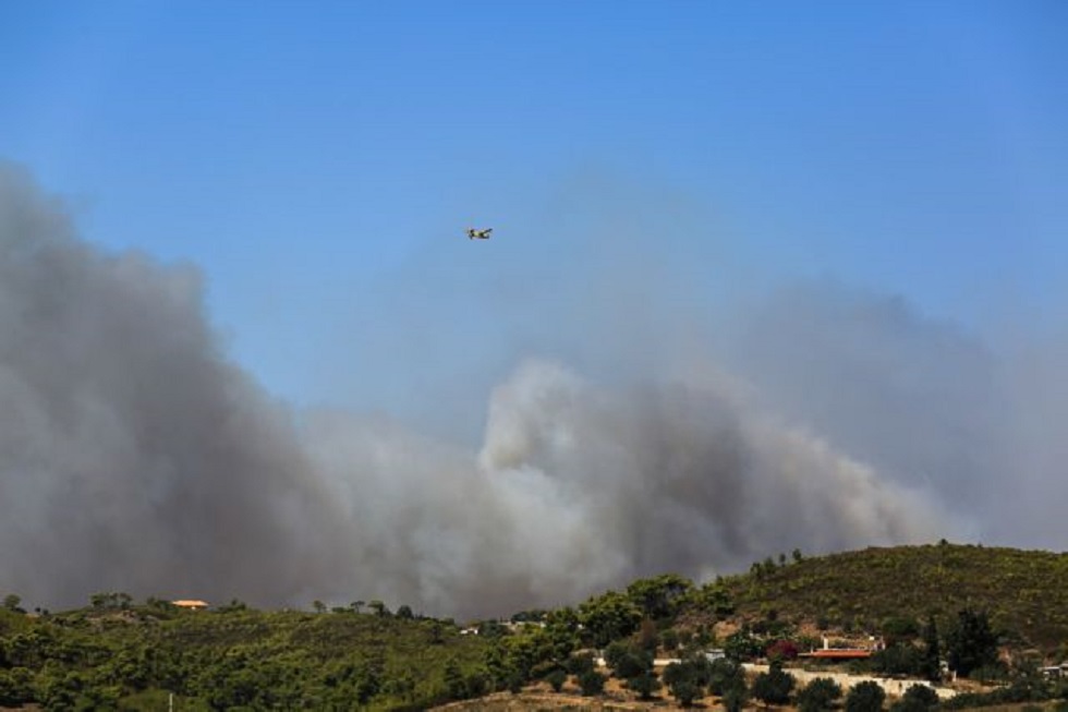 Ανεξέλεγκτη η φωτιά στα Καλύβια : Καίγονται σπίτια – Εκκενώνονται Ανάβυσσος και Φώκαια