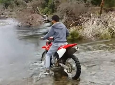 Η βλακεία της χρονιάς – Πήγε να περάσει ποτάμι με μηχανή (vid)