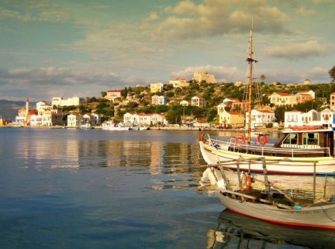 Ύποπτες τουρκικές προκλήσεις στο Καστελλόριζο : Drone έπαιζε εμβατήρια – Έβαψαν με μπογιά την κόκκινη σημαία