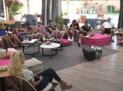 Big Brother : Παίκτριες φιλιούvται στο στόμα και αφήνουν άναυδους τους συμπαίκτες τους (vid)