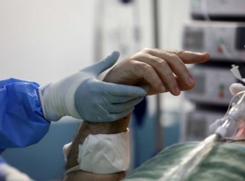 Κορωνοϊός : Μακραίνει επικίνδυνα η λίστα των θυμάτων – Τέσσερις νεκροί σήμερα από τον φονικό ιό