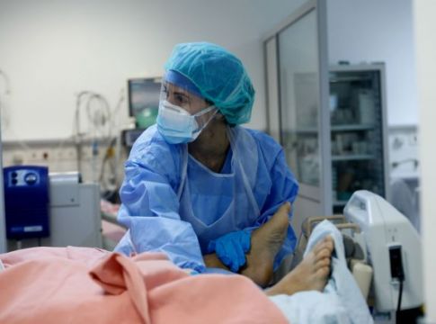 Κορωνοϊός :  Κατέληξε 80χρονος – Στους 328 οι νεκροί