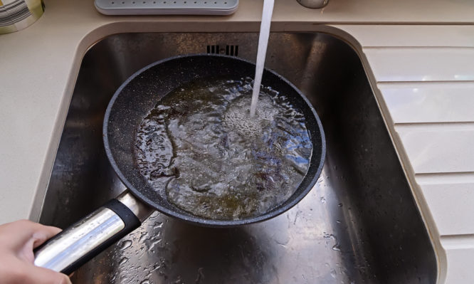 Πώς να πετάς το λίπος από το τηγάνι και το ταψί χωρίς να το ρίχνεις στον νεροχύτη