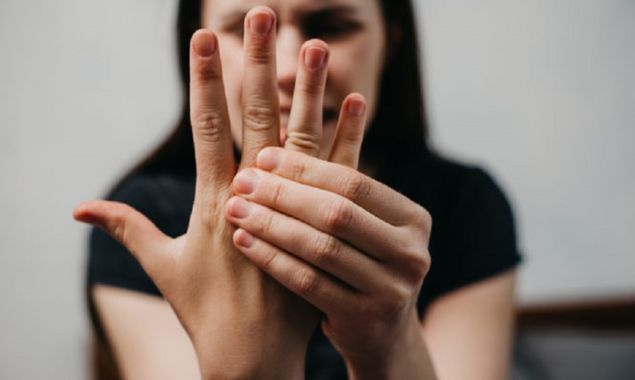 Γιατί μουδιάζουν τα χέρια σου: Οι πιθανές αιτίες