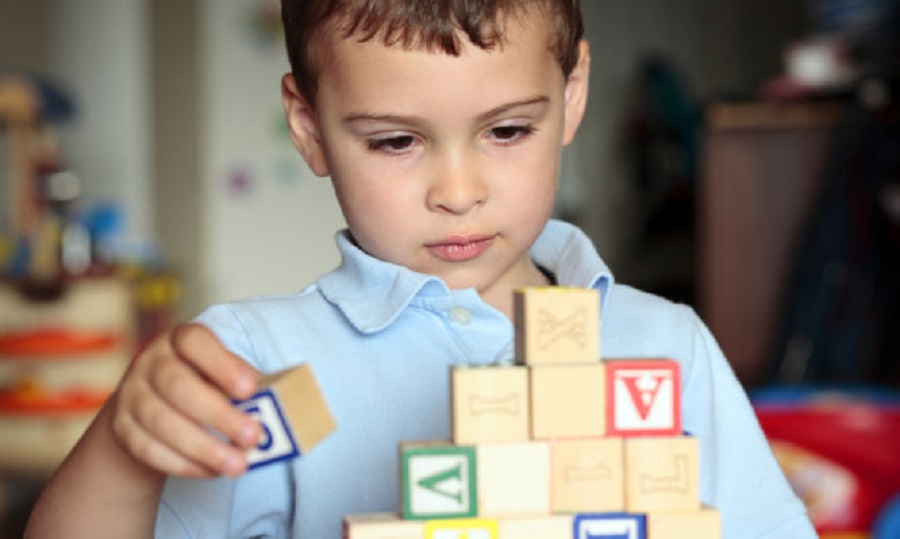 Αυτισμός παιδιού : Συμπτώματα ανά ηλικία και επιστημονικό ερωτηματολόγιο για τους γονείς