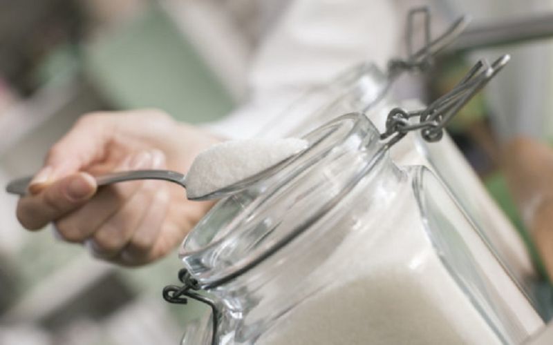 Τι να βάλεις μέσα στο δοχείο με τη ζάχαρη για να μην σβολιάζει και σκληραίνει