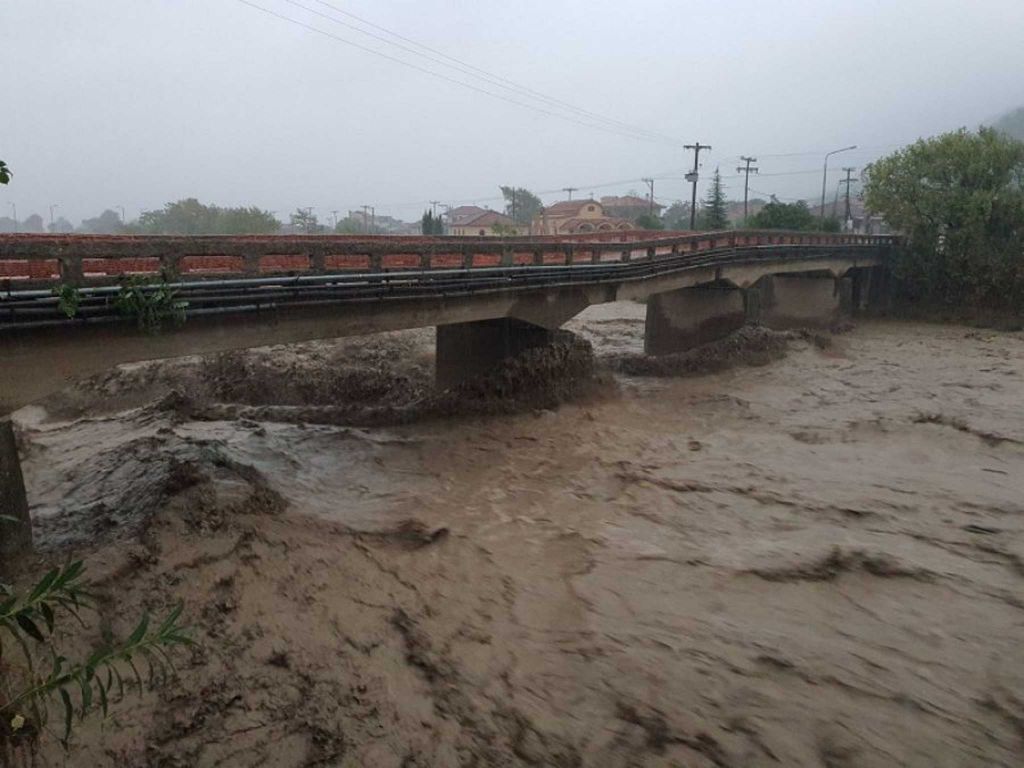 Η επέλαση του Ιανού : Δύο νεκροί και αγωνία για τους εγκλωβισμένους – Κατέρρευσαν κτίρια, έπεσαν γέφυρες και διαλύθηκαν δρόμοι