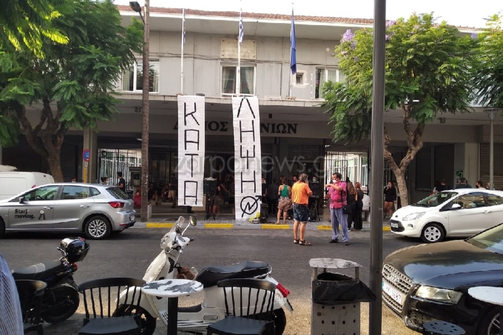 Χανιά : Κατάληψη στο δημαρχείο Θεσσαλονίκης από αλληλέγγυους της «Ρόζα Νέρα»