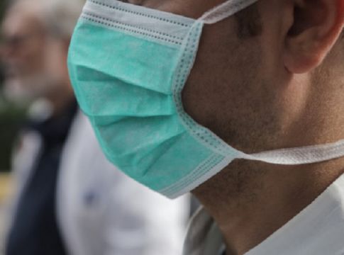 Αυτή είναι η μάσκα ασπίδα που θα μας επιτρέπει να τρώμε με ασφάλεια σε ταβέρνες κι εστιατόρια