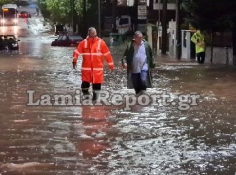 Ιανός : Πλημμύρισαν δρόμοι στη Λαμία – Εγκλωβίστηκαν αυτοκίνητα