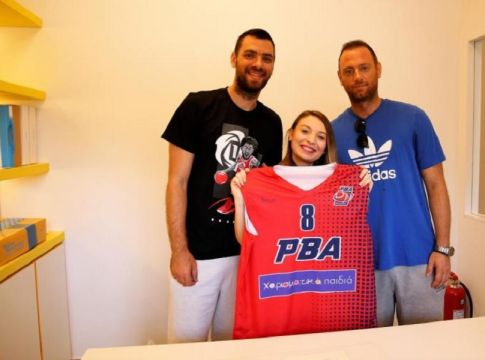 Τα αδέρφια Μάντζαρη δίπλα στα μικρά παιδιά (pics)