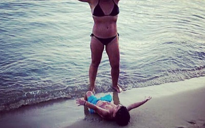 Διάσημη Ελληνίδα ηθοποιός παίζει με τον γιο της στην ακροθαλασσιά (pics)
