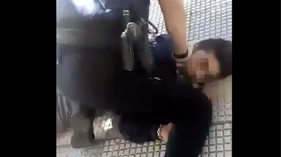 Αστυνομικός γονάτισε στο λαιμό 14χρονου που δεν φορούσε μάσκα στην Ισπανία – Δείτε βίντεο