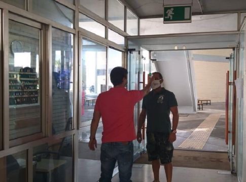 Έλεγχος θερμοκρασίας και μάσκες στο ΣΕΦ (pics)