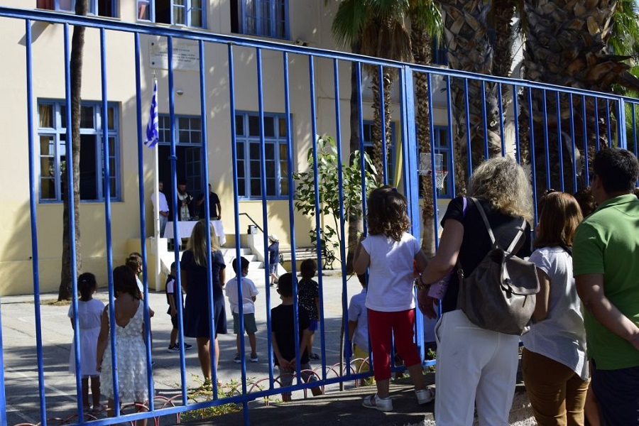 Τα σχολεία υποδέχτηκαν και πάλι τους μαθητές : Το Βατερλώ με τις μάσκες και οι αρνητικοί «πρωταγωνιστές»