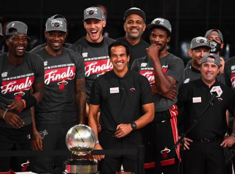 Η απονομή του τίτλου στους Χιτ (vid)